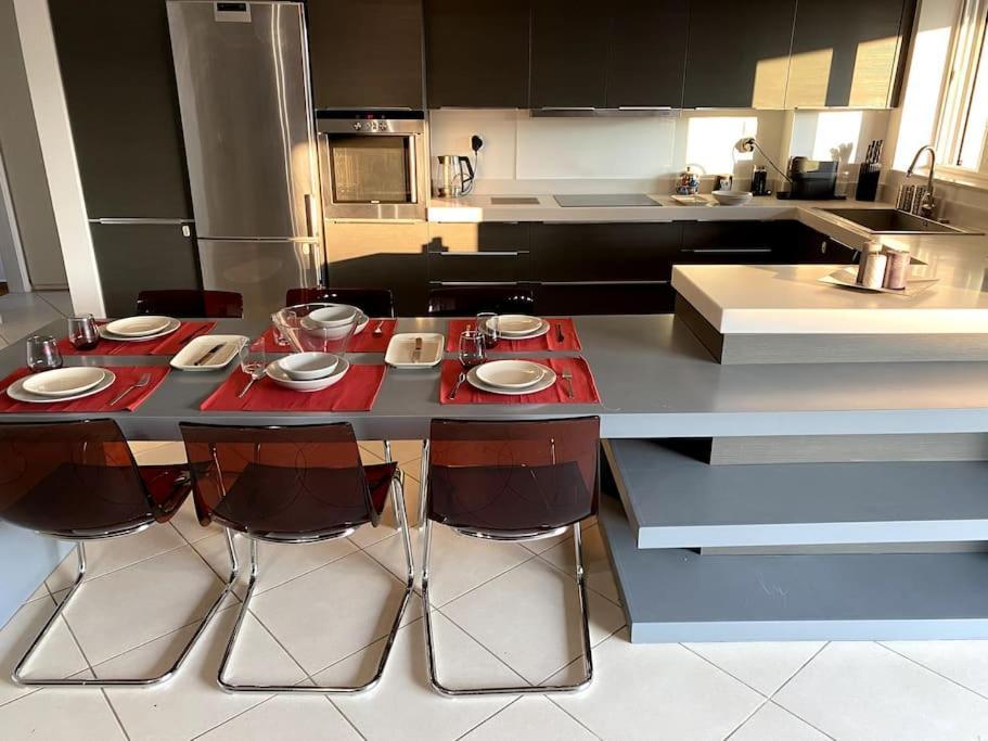 Apartment Spacious And Sunkissed 3br & 2 Bathrooms *