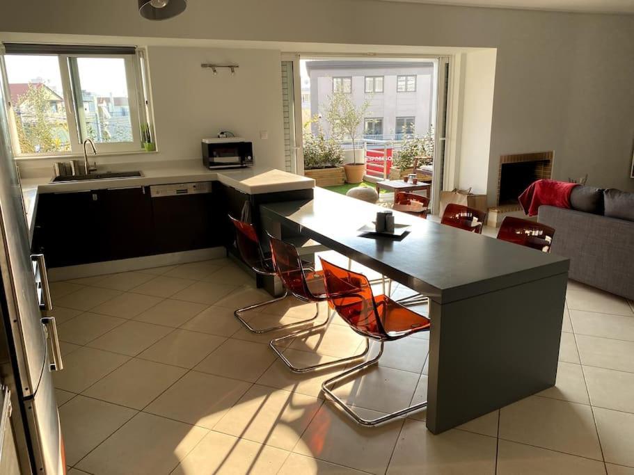 Spacious And Sunkissed 3br & 2 Bathrooms Apartment