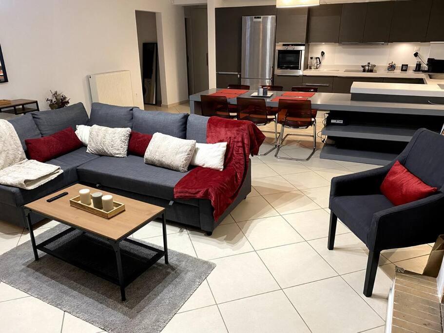 Apartment Spacious And Sunkissed 3br & 2 Bathrooms *